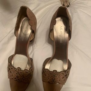 Size 9.5 Anne Klein Akleta Light Natu Nubuck women’s shoes